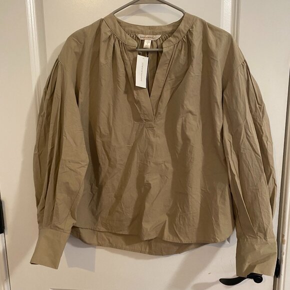 Tops - NWT Banana Republic Balloon Sleeve Flowy Double Button Wrist Top